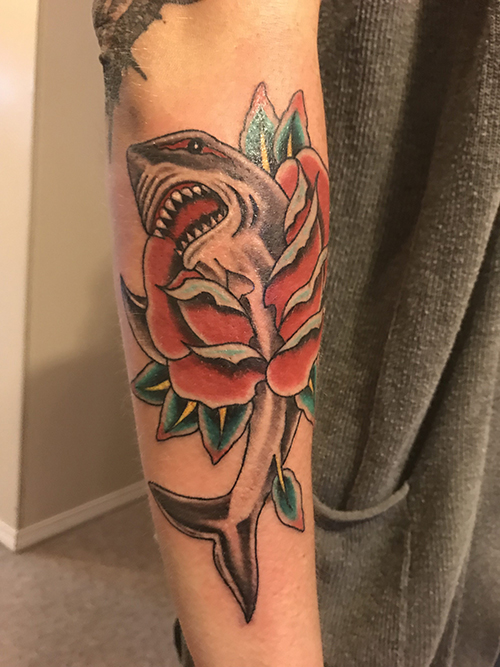 Single needle shark tattoo on the inner forearm. | Tatouage, Tatouage  requin, Petit tatouage requin